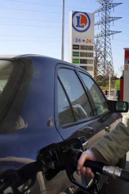 Un conductor reposta en una gasolinera de Carabanchel (Madrid).