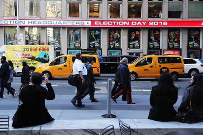 Gente caminando por Nueva York el d&iacute;a de las elecciones