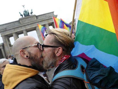 Una pareja se besa durante la celebraci&oacute;n de la aprobaci&oacute;n de la legalizaci&oacute;n del matrimonio homosexual en el Parlamento ante la Puerta de Brandemburgo en Berl&iacute;n.