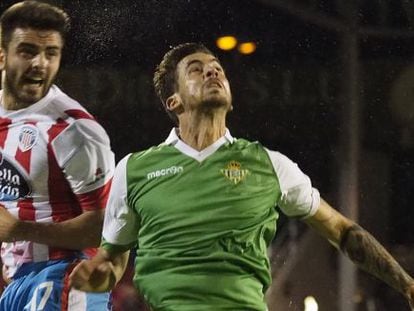 El b&eacute;tico Rennella pelea el bal&oacute;n con Pelayo.