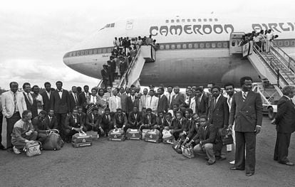La selección de fútbol de Camerún a su llegada al aeropuerto internacional de Labacolla para disputar el Mundial de España 82.