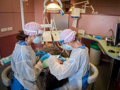 Almunos de la Facultad de Odontología realizan practicas en el edificio de la Universidad Complutense de Madrid el pasado mayo.