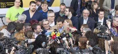  El secretario general del PSOE, Pedro S&aacute;nchez, rodeado de periodistas hoy en Lleida.
