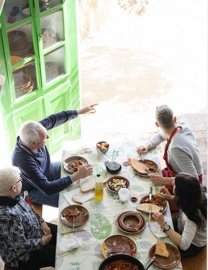 Almuerzo de Oriol Blanes con familiares y amigos en Barraca dels Liris (Tamariu).
