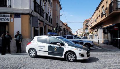 Varios coches de la Guardia Civil, este miércoles en Manzanares (Ciudad Real). 