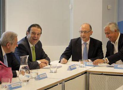 De izquierda a derecha, los consejeros madrileño y valenciano Antonio Beteta y Gerardo Camps, junto a Cristóbal Montoro y Javier Arenas.