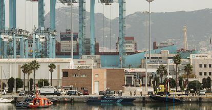 La patrullera y la semirr&iacute;gida, en el puerto de Algeciras tras el accidente.