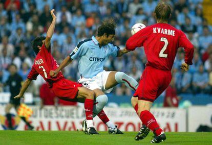 Mido trata de controlar el balón frente a dos rivales en un encuentro entre el Celta de Vigo y la Real Sociedad el 15 de junio de 2003.