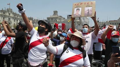 Concentración en la Plaza San Martín en Lima, Perú, para celebrar la renuncia de Manuel Merino.