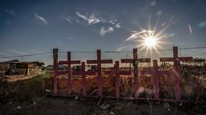 Cerro de la Colonia Lomas de Poleo, en Ciudad Juárez, el pasado 26 de enero, donde fueron colocadas cruces en memoria de las mujeres asesinadas en el lugar.
