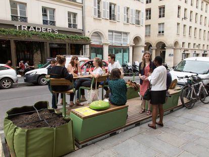 El primer 'parklet' instalado por la alcaldía de París, en el número 4 de la Rue de la Bourse.