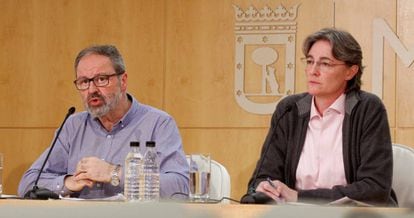 El concejal de Seguridad, Javier Barbero, y la primera teniente de alcalde del Ayuntamiento de Madrid, Marta Higueras, en su comparecencia del viernes.