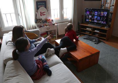 Una familia utiliza una plataforma de pago de televisión en Madrid, durante la cuarentena por el coronavirus.