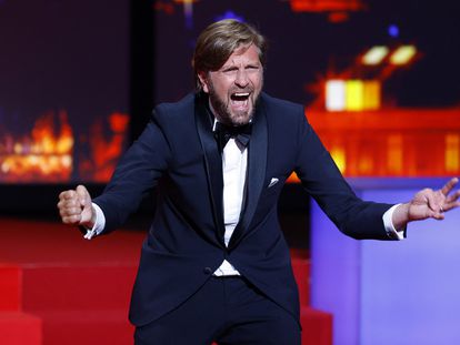 El director sueco Ruben Ostlund, eufórico tras ganar la Palma de Oro por 'Triangle of Sadness'.