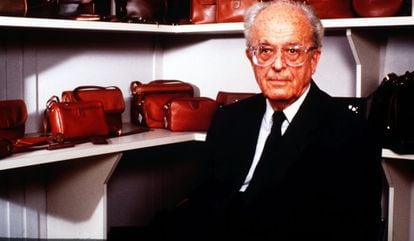 Enrique Loewe Knappe, posando delante de algunos bolsos de su firma.