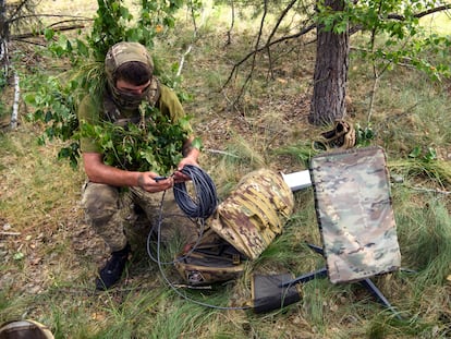 Un soldado ucranio utiliza el sistema de satélites Starlink, que es parte del conglomerado empresarial de Elon Musk, durante unas maniobras en la región de Chernihiv en junio.