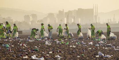 Final de la verbena de Sant Joan en las playas de Barcelona.