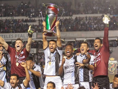 Los jugadores de los Gallos Blancos celebran el t&iacute;tulo