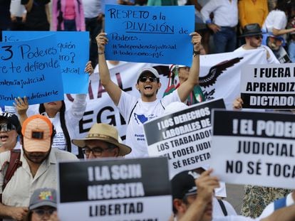 Trabajadores del poder judicial se manifiestan en Guadalajara (Estado de Jalisco), el 22 de octubre.