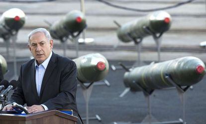 Benjamín Netanyahu con los misiles interceptados la semana pasada.