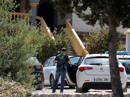 Agentes de la Guardia Civil en la puerta de la vivienda donde fue encontrada la víctima, en Iznájar (Córdoba).