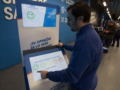 Un cliente rellena una encuesta de satisfacción en el Decathlon de Alcobendas, Madrid. 