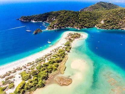 Vista de la laguna azul en Oludeniz, en la Costa Turquesa (Turquía).