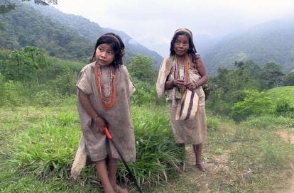 Una mujer y una niña kogui. Las mujeres koguis pasan el día tejiendo bolsa de fibras naturales.