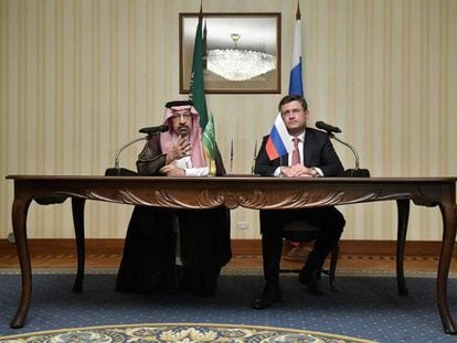 El ministro de energía saudí Khalid al-Falih y su homólogo ruso Alexander Novak comparecen juntos durante la visita de al-Falih a Rusia.