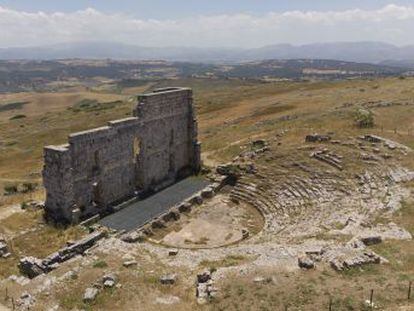 Muro de pedra branca com simbologia local em campo de criptana castilla la  mancha espanha