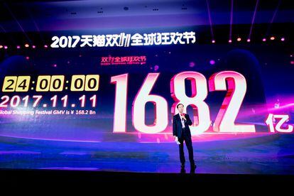 Daniel Zhang, CEO de Alibaba, muestra la cifra recaudada en 2017.