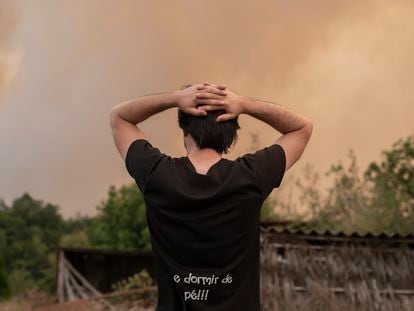 Un vecino de la zona afectada por los incendios de Lugo se echa las manos a las cabeza ante la imagen desoladora