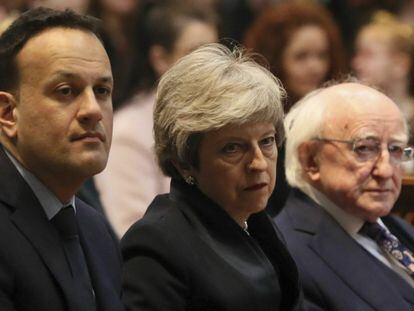 El primer ministro de Irlanda, Leo Varadkar,la primera ministra británica Theresa May, y el presidente de Irlanda, Michael D Higgins, en el funeral de la periodista Lyra McKee en Belfast.