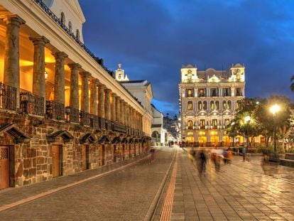 Plaza de la Independencia de Quito, conocida también como Plaza Grande, con el Palacio de Carondelet al fondo. 