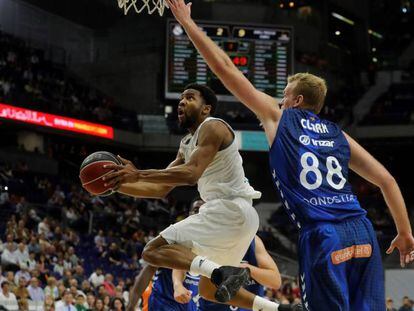 Chasson Randle lanza ante Daniel Clark