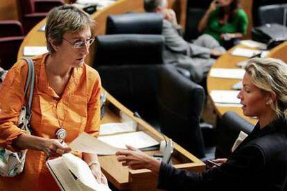 La diputada socialista Consuelo Catalá (izquierda) entrega a Elvira Suances (PP) el texto de reprobación.