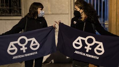 Dos concentradas frente al Ayuntamiento de Igualada muestran pancartas con el lema "justicia feminista".