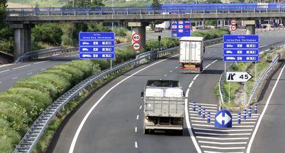 Dos camiones circulan por la autpista Sevilla-C&aacute;diz.