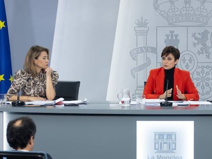 Las ministras de Transportes, Raquel Sanchez, portavoz, Isabel Rodriguez, y Derechos Sociales, Ione Belarra, tras un Consejo de Ministros.