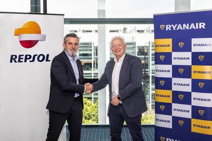 Valero Marín, Director General de Cliente de Repsol, y Eddie Wilson, CEO de Ryanair, tras la firma del acuerdo.