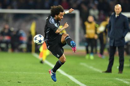 El defensa del Real Madrid, Marcelo, controla el balón durante el partido. 