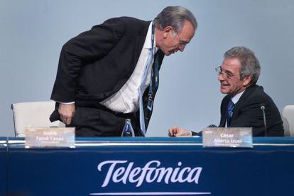 El presidente de La Caixa, Isidro Fainé, (izquierda) charla con César Alierta, presidente de Telefónica.
