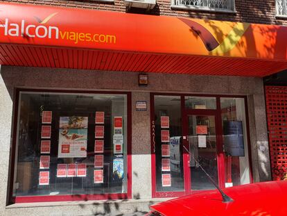 Una agencia de Viajes Halcón cerrada por la covid-19, en Madrid.