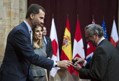 El arquitecto navarro Rafael Moneo, Premio de las Artes, recibe la insignia acreditativa de su galardón de manos de los príncipes de Asturias, durante la audiencia en el hotel de la Reconquista.