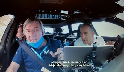 Unzue y Arrieta, al volante, animan a Valverde durante una etapa del Tour de 2020, en una imagen del documental de Netflix.