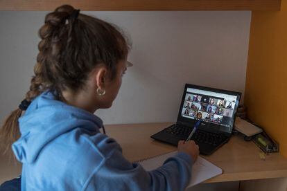 Una estudiante de 4º de ESO sigue una clase por videoconferencia.