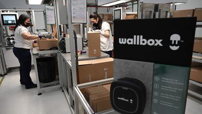 Línea de embalaje de los sistemas de carga de vehículos eléctricos en la nueva fábrica de Wallbox, en la Zona Franca de Barcelona.