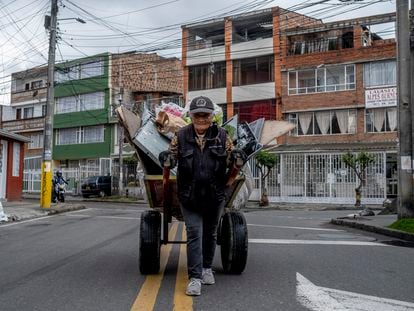 Ligia Villamarín Parra, de 70 años, arrastra material para reciclar en Trinidad Galán, un barrio bogotano.