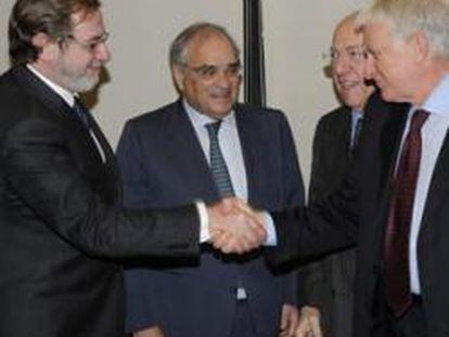 Juan Luis Cebrián y Paolo Vasile, consejeros delegados de Prisa y Telecinco, sellan el acuerdo en presencia del presidente de Prisa Ignacio Polanco.