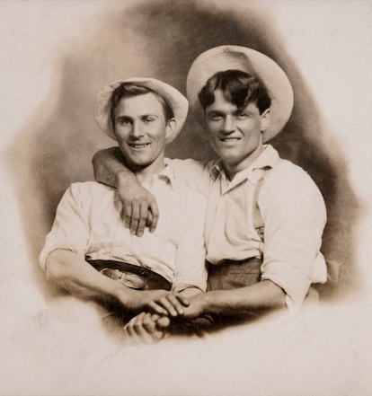 Tarjeta postal fechada hacia 1910 con una inscripción: “E. Thieniann & M. Hunter”.